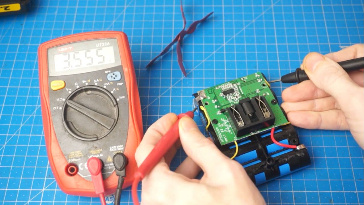 Как проверить батарейки на шуруповерте мультиметром. Прозвонить шуруповерт мультиметром. Напряжение и емкость аккумулятора шуруповерта. Проверка емкости акб мультиметром. Тестер аккумуляторов шуруповерта.