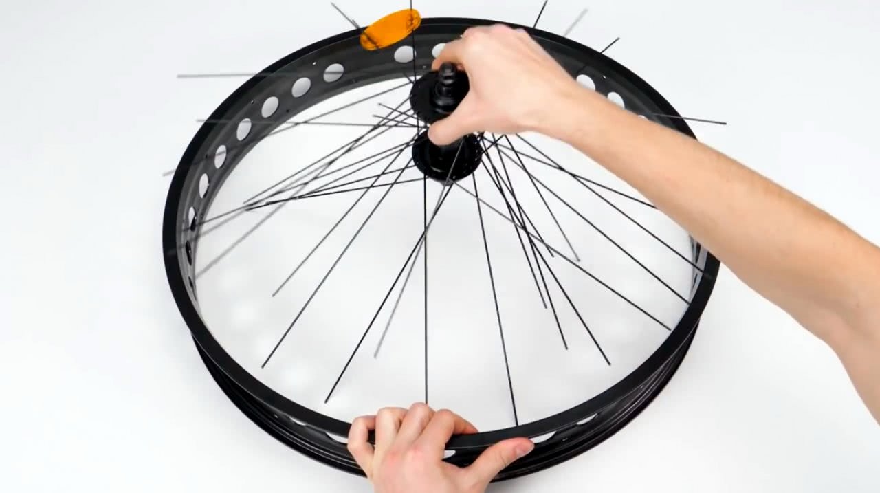 Сдувается колесо велосипеда. Инерционное колесо для велосипеда. Станок для сборки велосипедных колес. Шкив на колесо велосипеда. Брызги с колеса велосипеда.